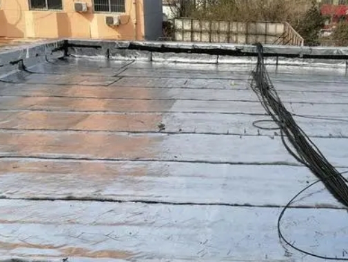 宜兴卫生间漏水维修公司分享下宜兴屋面楼顶防水刚性防水层施工要点。